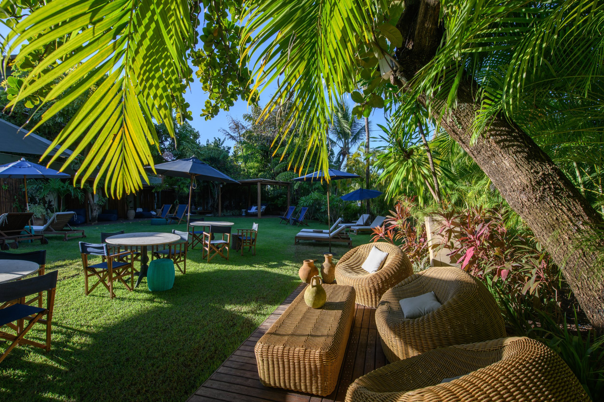 Jardim tropical com espreguiçadeiras e poltronas de fibra