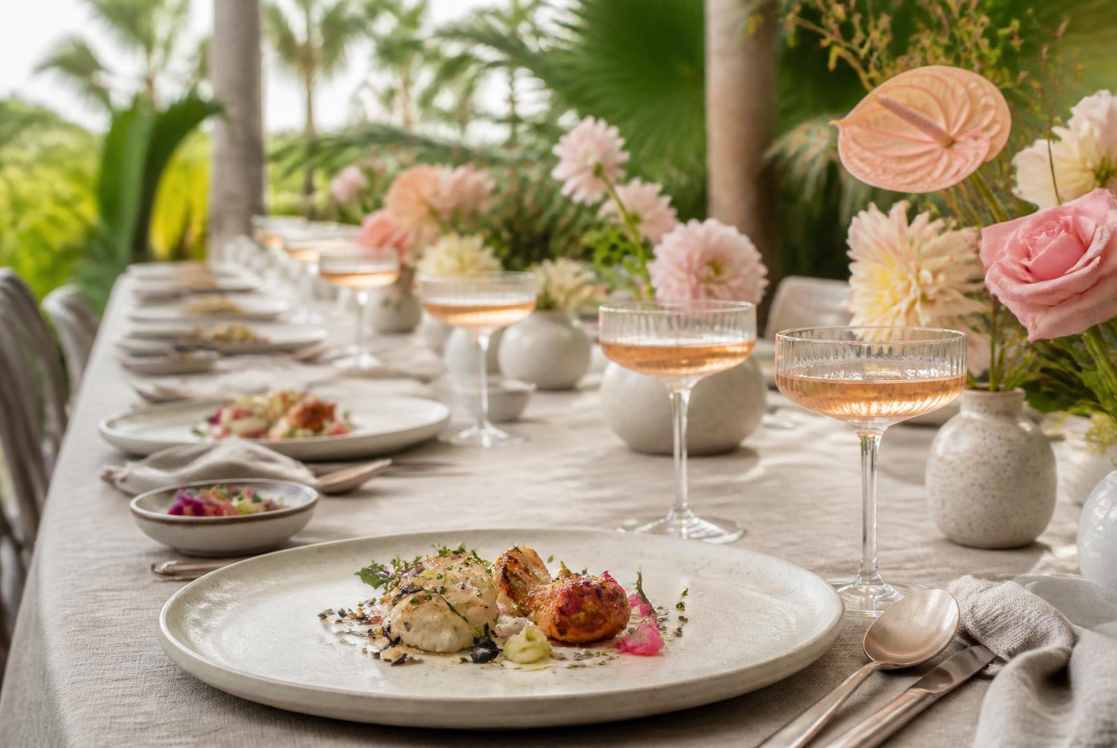 Mesa posta com menu degustação e flores em tons pastéis